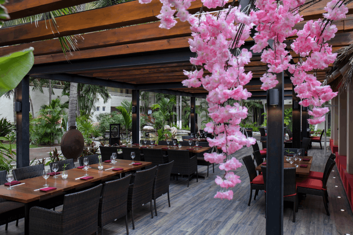 Terraza de restaurante al aire libre en Krystal Grand Nuevo Vallarta.
